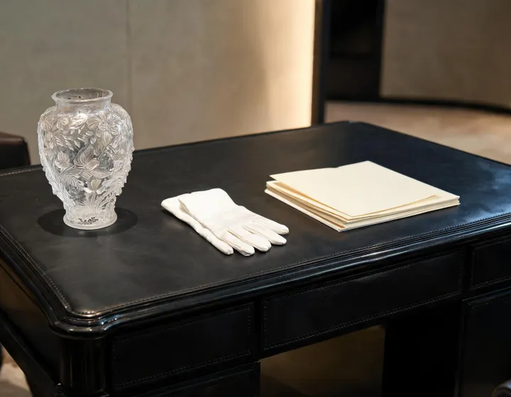 Crystal gift consultation desk